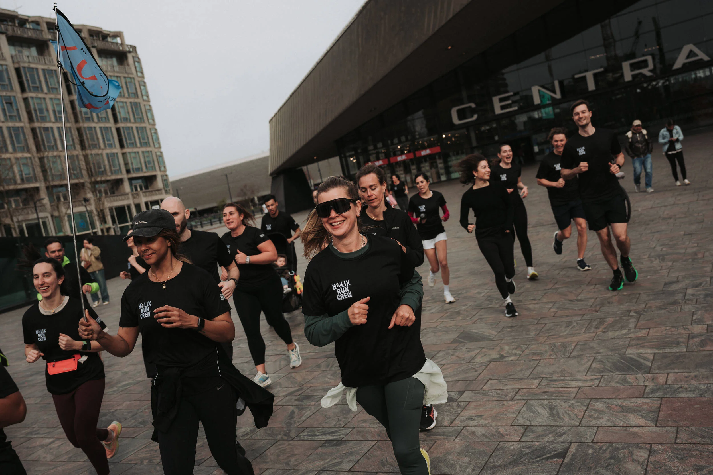 The Helix Run Crew running together past Rotterdam Centraal